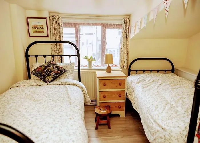 Spacious Charming Cottage Near Lake And Sea