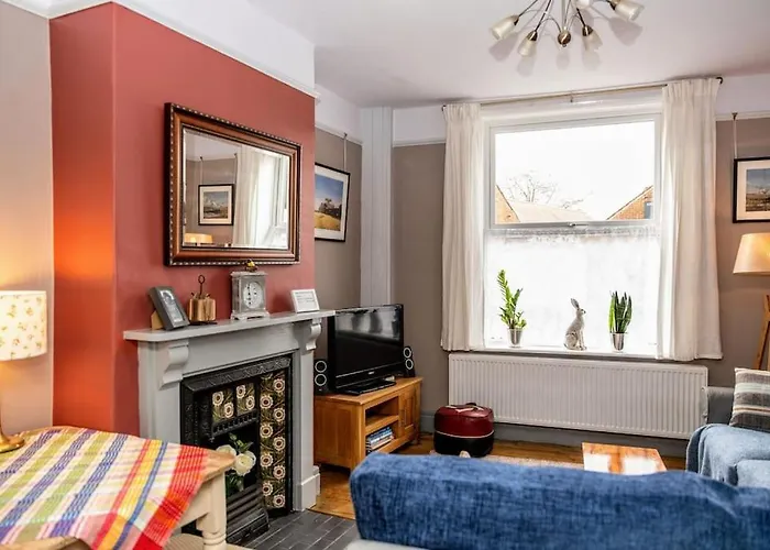 Spacious Charming Cottage Near Lake And Sea