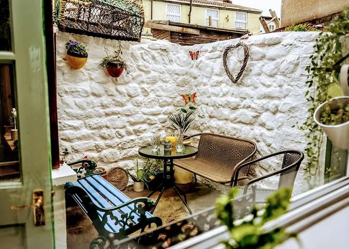 Spacious Charming Cottage Near Lake And Sea