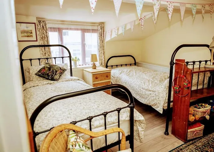 Spacious Charming Cottage Near Lake And Sea