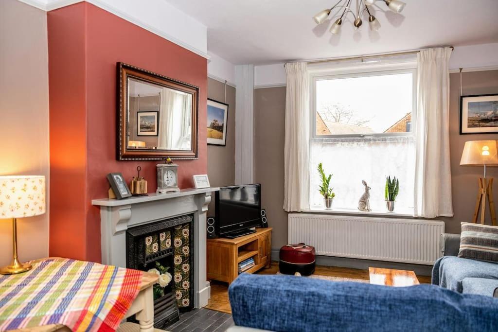 Spacious Charming Near And Sea